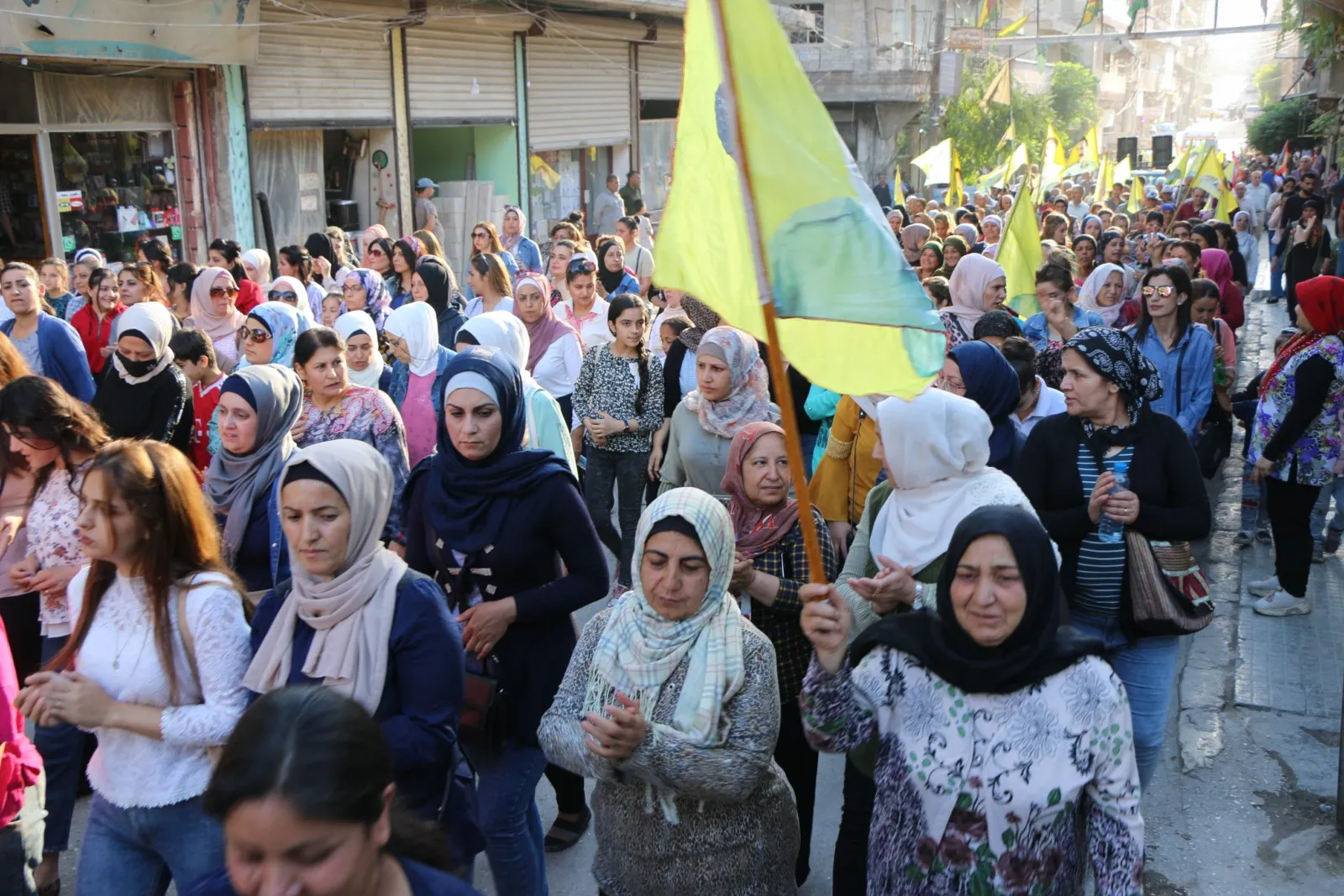 خلال مسيرة حلب... زوجات الشهداء يستنكرن هجمات الاحتلال التركي ومرتزقته على المنطقة