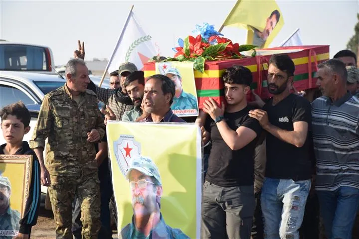 أهالي  الحسكة يشيعون جثمان الشهيد فرحان إلى مثواه الأخير