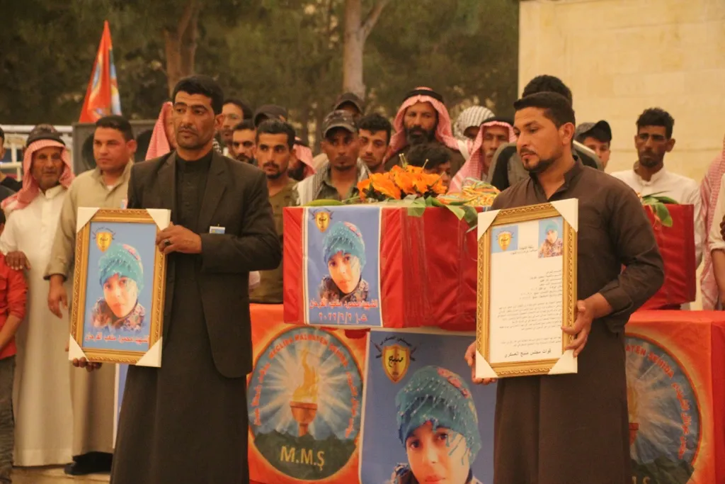 ​​​​​​​أهالي منبج يشيعون جثمان المقاتل محمود الذي استشهد أثناء تصديه لمرتزقة الاحتلال