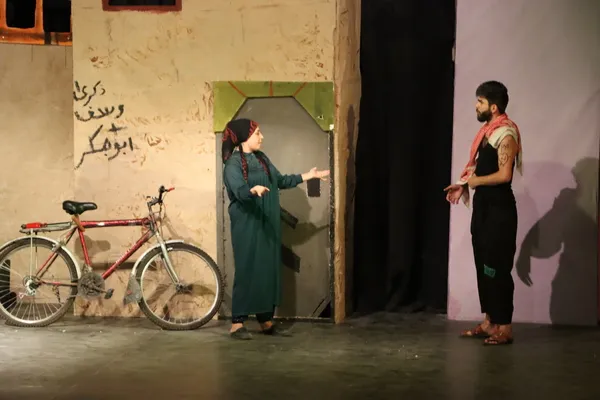 عرض مسرحية "الحارة المنسية" في مدينة قامشلو
