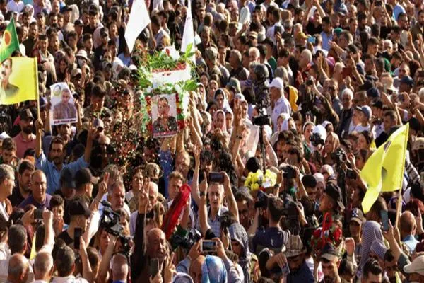 مشيّعون في مراسم الشهيد فرهاد شبلي: سننتقم لدم شهيدنا وسنواصل مسيرة نضاله