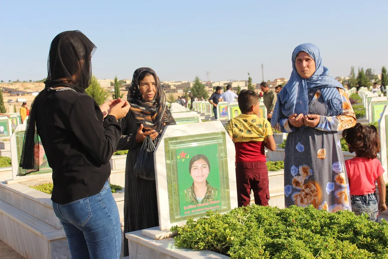 عشية عيد الأضحى أهالي شمال وشرق سوريا يوقدون الشموع على أضرحة الشهداء