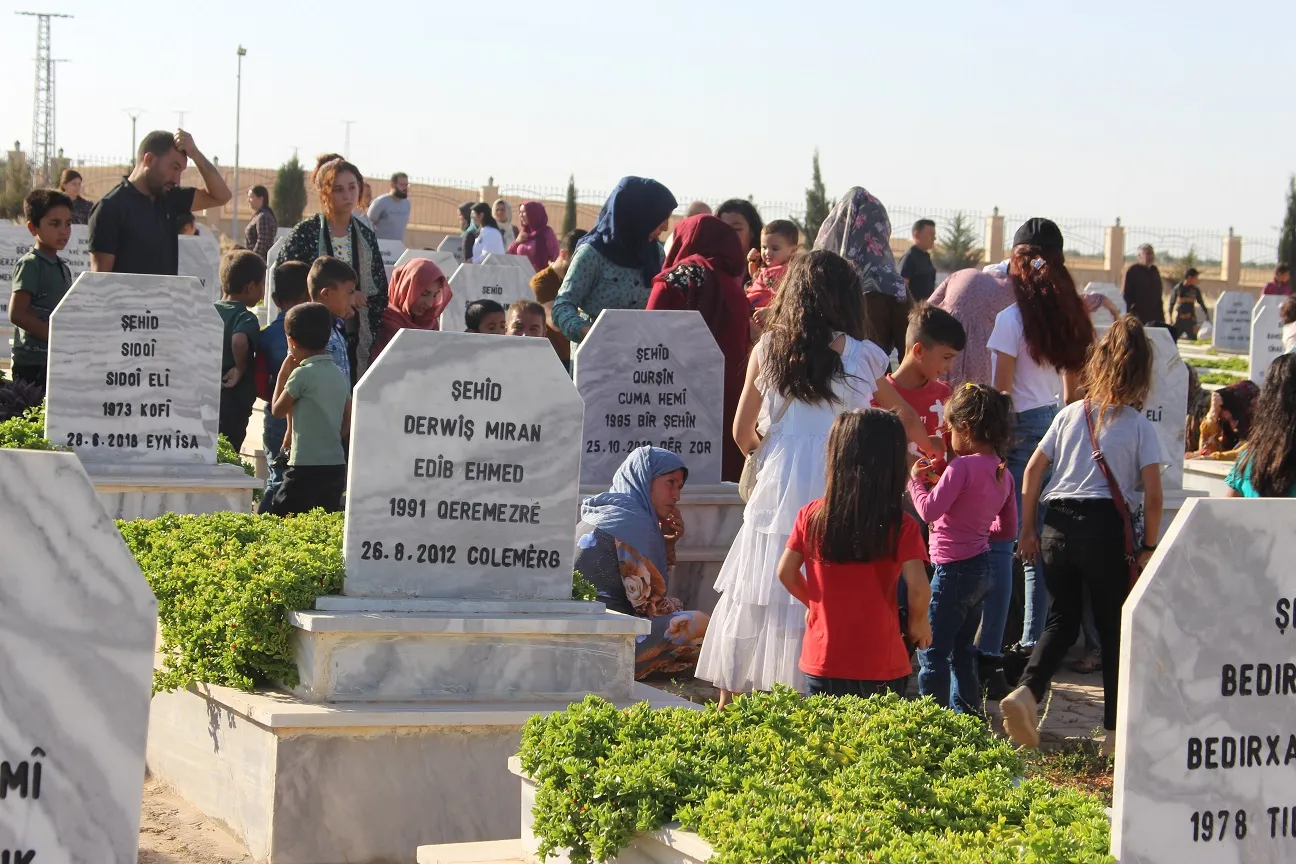 عشية عيد الأضحى أهالي شمال وشرق سوريا يوقدون الشموع على أضرحة الشهداء