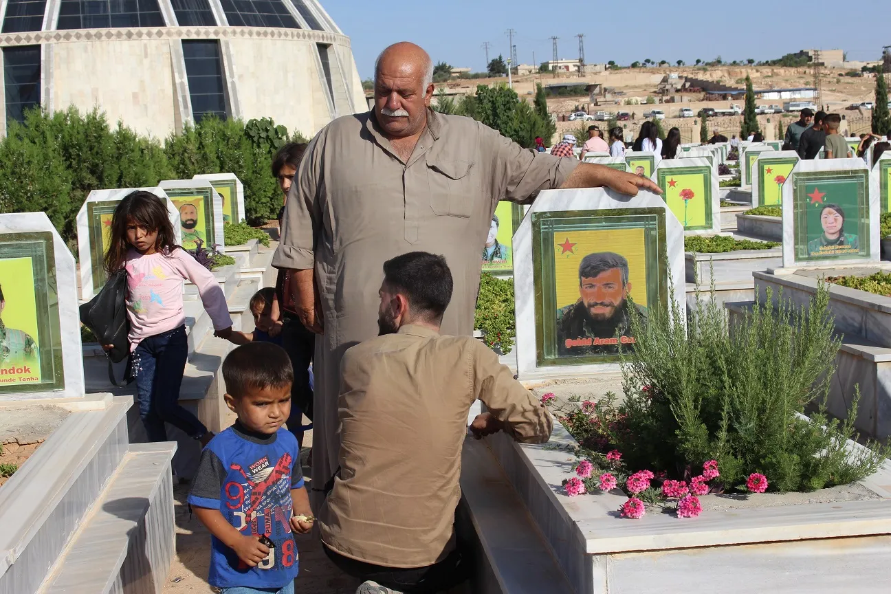 عشية عيد الأضحى أهالي شمال وشرق سوريا يوقدون الشموع على أضرحة الشهداء