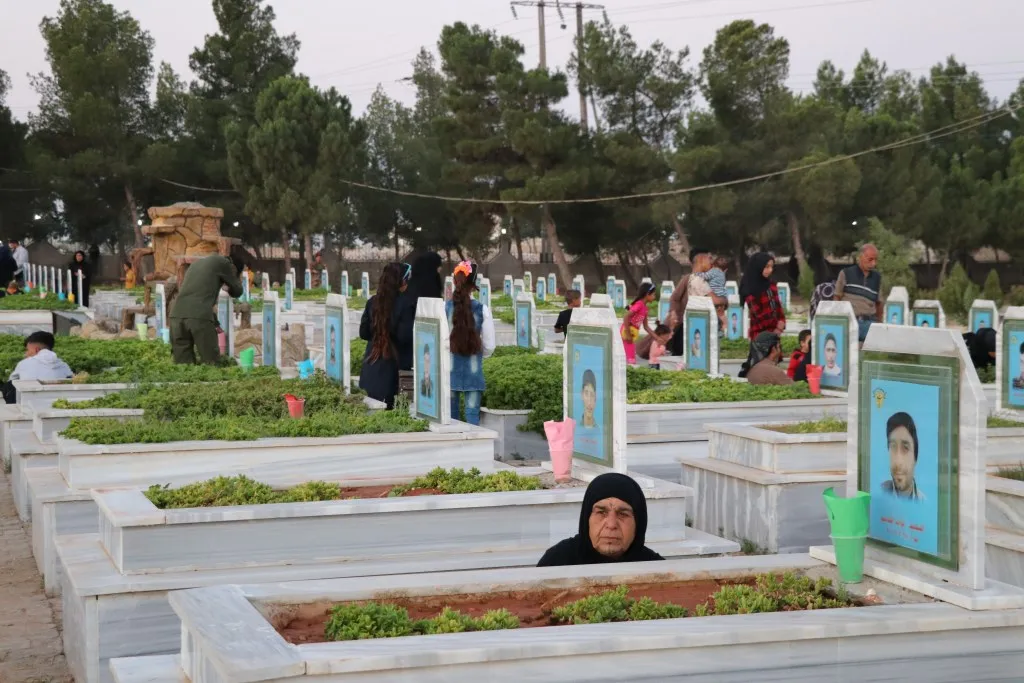 عشية عيد الأضحى أهالي شمال وشرق سوريا يوقدون الشموع على أضرحة الشهداء