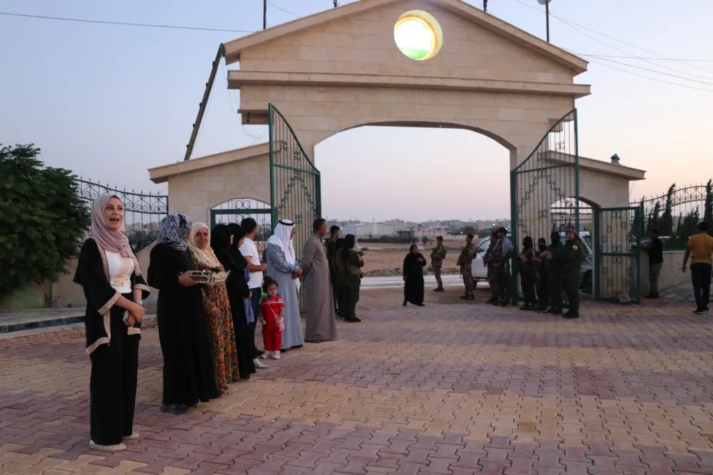 عشية عيد الأضحى أهالي شمال وشرق سوريا يوقدون الشموع على أضرحة الشهداء