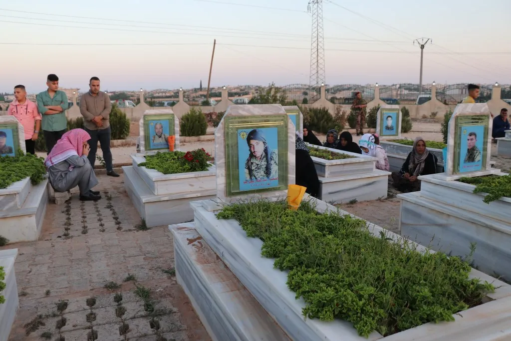 عشية عيد الأضحى أهالي شمال وشرق سوريا يوقدون الشموع على أضرحة الشهداء