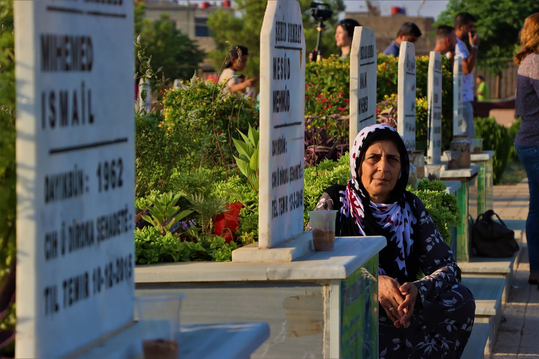 عشية عيد الأضحى أهالي شمال وشرق سوريا يوقدون الشموع على أضرحة الشهداء