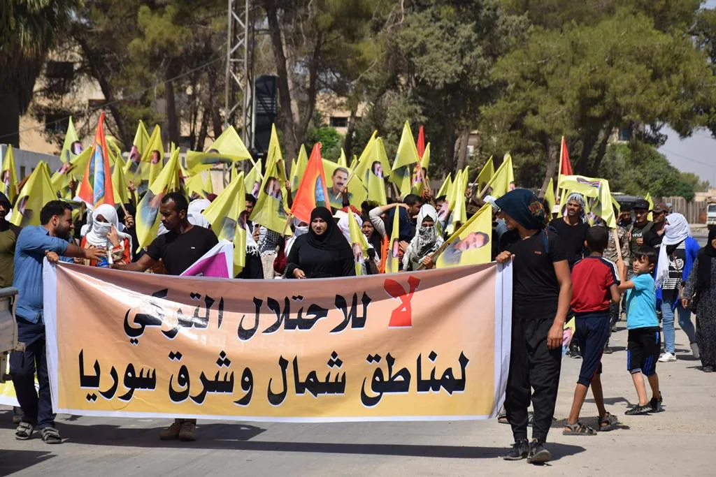 أهالي تل كوجر يدينون الجرائم التركية ويطالبون بفرض حظر جوي