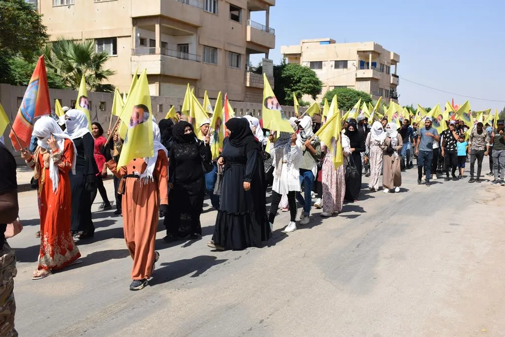 أهالي تل كوجر يدينون الجرائم التركية ويطالبون بفرض حظر جوي