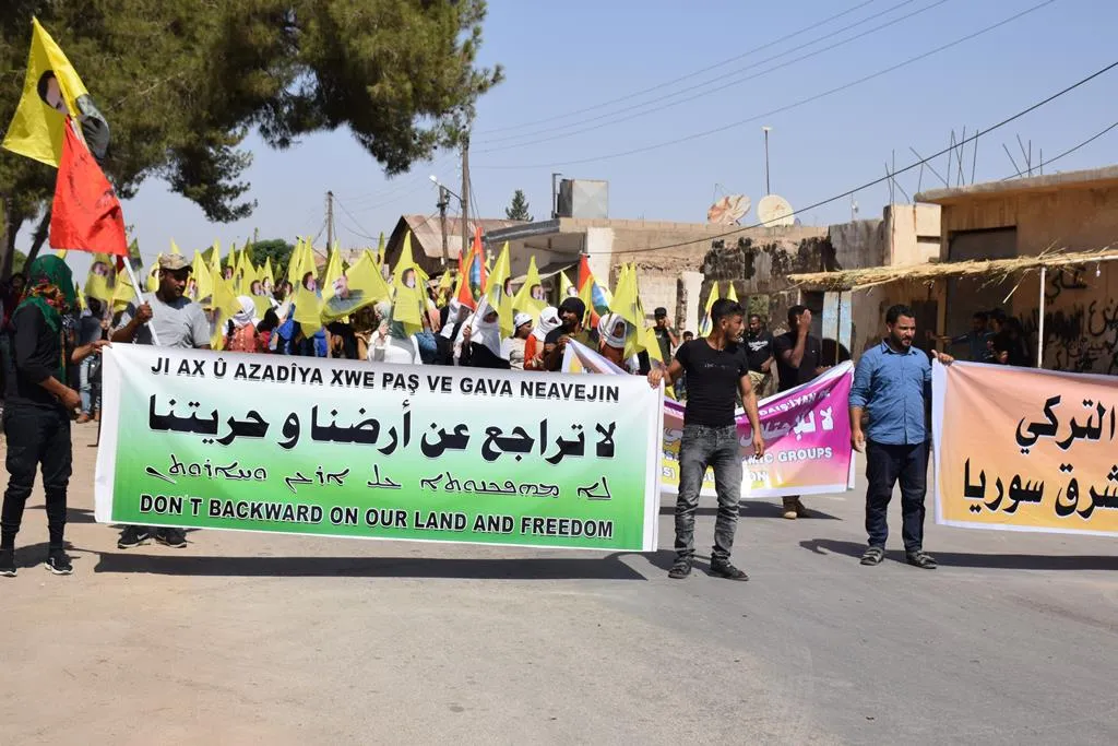 أهالي تل كوجر يدينون الجرائم التركية ويطالبون بفرض حظر جوي