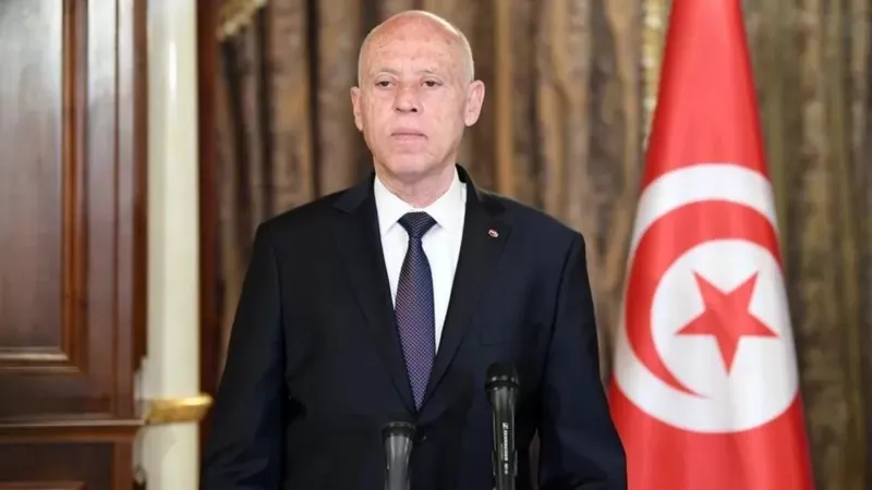 ​​​​​​​بعد انتقادات واسعة.. الرئيس التونسي يعدّل مشروع الدستور الجديد