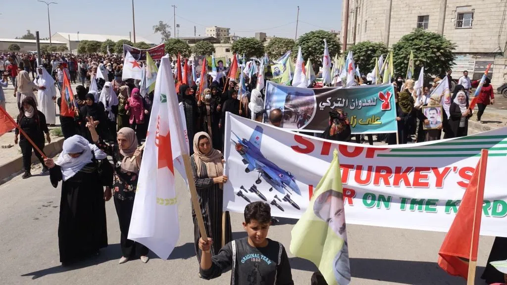 ​​​​​​​المئات من أهالي الرقة يدينون مجزرة زاخو ويطالبون بفرض حظر جوي على شمال وشرق سوريا