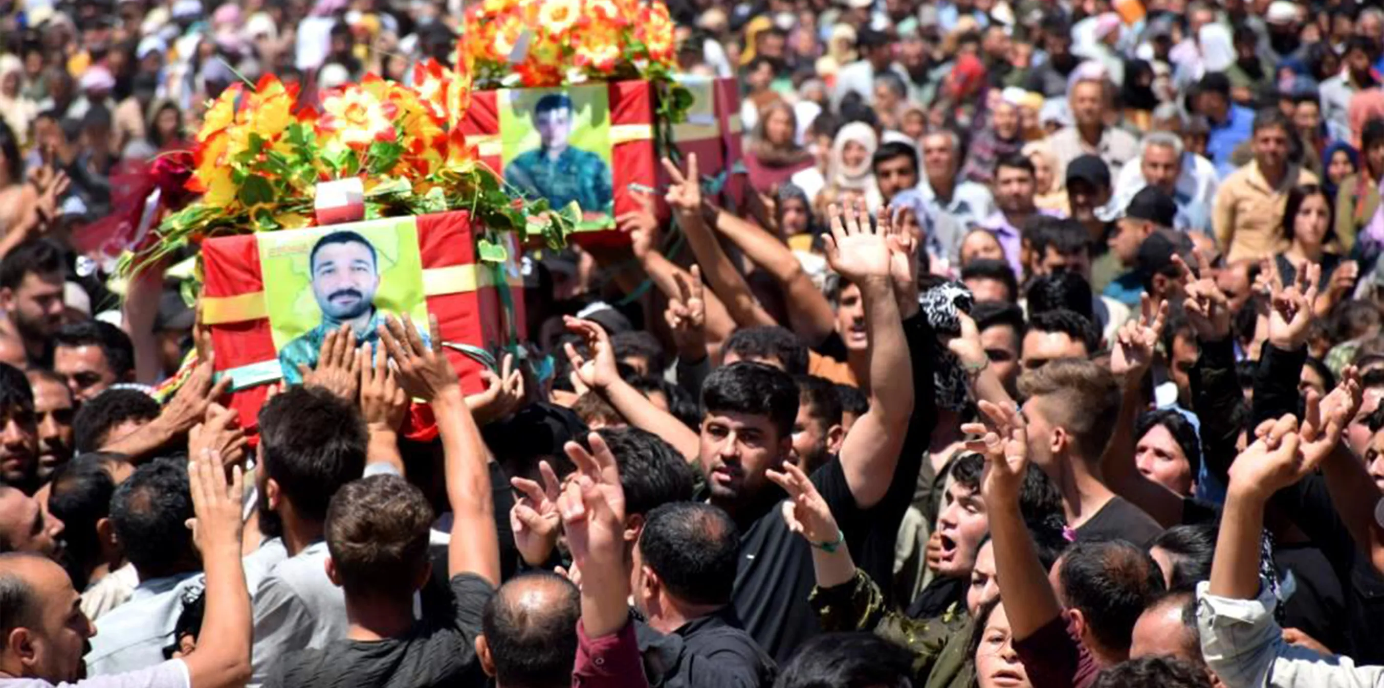 أهالي كوباني يشيّعون الشهيدين سردار وقورشين إلى مثواهما الأخير