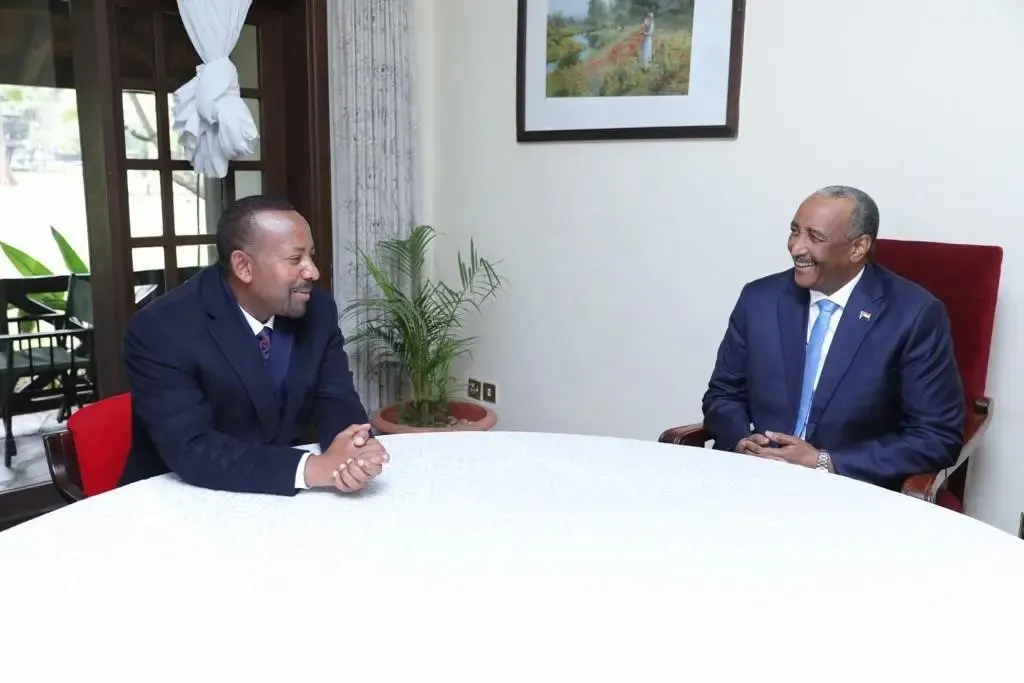 على هامش قمة الإيقاد.. البرهان وآبي أحمد يعلنان طي صفحة الخلافات بين السودان وأثيوبيا