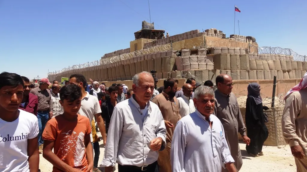 ​​​​​​​أهالي عين عيسى يحتجون أمام القاعدة الروسية تنديداً باستمرار الجرائم التركية وتغاضي الروس عنها