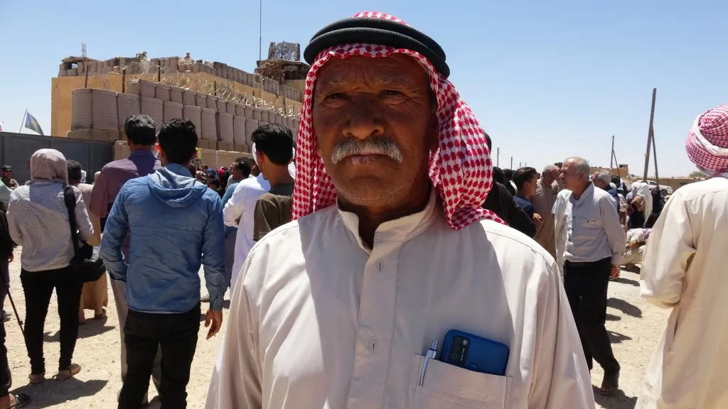 ​​​​​​​أهالي عين عيسى يحتجون أمام القاعدة الروسية تنديداً باستمرار الجرائم التركية وتغاضي الروس عنها