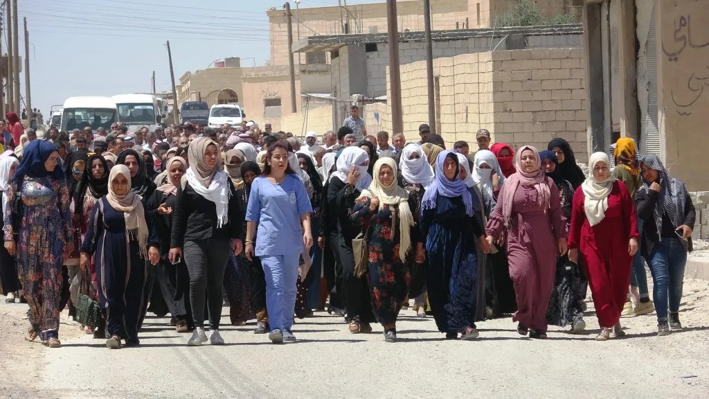 ​​​​​​​أهالي عين عيسى يحتجون أمام القاعدة الروسية تنديداً باستمرار الجرائم التركية وتغاضي الروس عنها