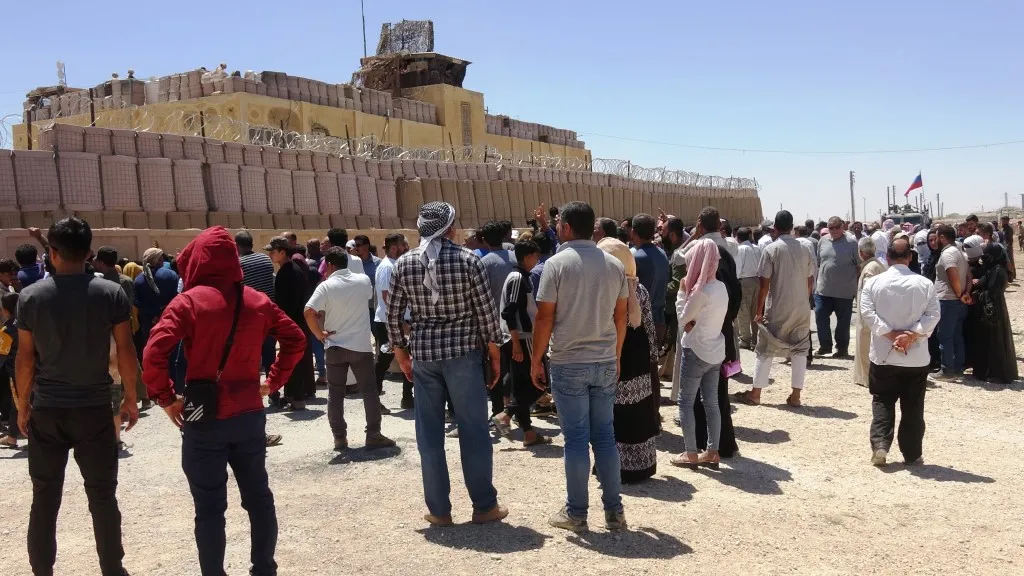 ​​​​​​​أهالي عين عيسى يحتجون أمام القاعدة الروسية تنديداً باستمرار الجرائم التركية وتغاضي الروس عنها