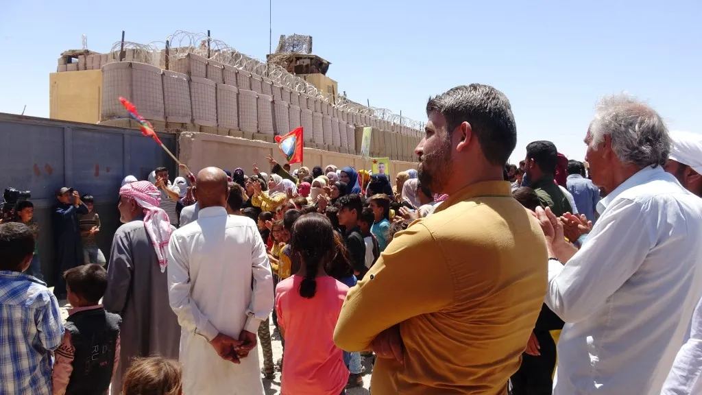 ​​​​​​​أهالي عين عيسى يحتجون أمام القاعدة الروسية تنديداً باستمرار الجرائم التركية وتغاضي الروس عنها
