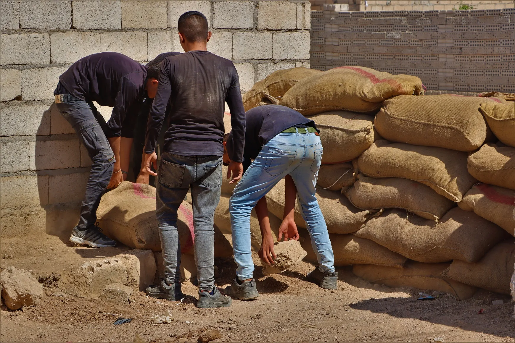 الجميع يتحولون إلى مقاتلين.. الأهالي يعدون التحصينات لمواجهة الهجمات التركية