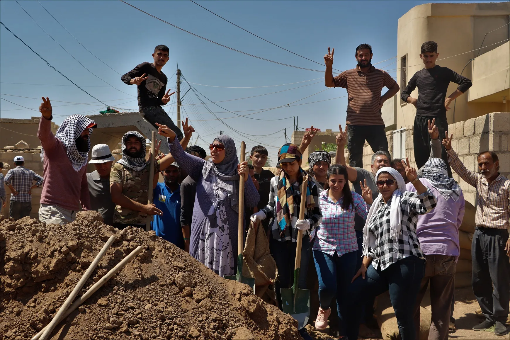 الجميع يتحولون إلى مقاتلين.. الأهالي يعدون التحصينات لمواجهة الهجمات التركية