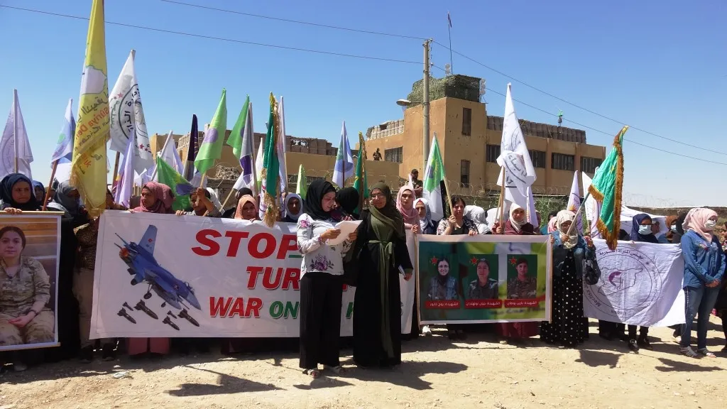 تنديداً بالجرائم التركية واستهدافه للقياديات الثلاث... مئات النساء يحتججن أمام القاعدة الروسية بتل السمن