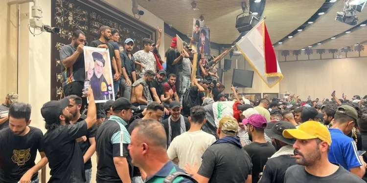 ​​​​​​​العراق.. المتظاهرون يعلنون الاعتصام المفتوح داخل البرلمان والإطار يدعو أنصاره إلى التظاهر