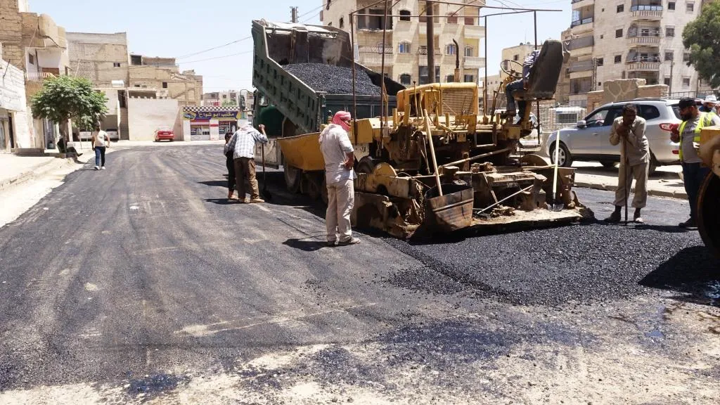 بلدية الشعب بالرقة تباشر بعمليات التزفيت وإعادة تأهيل الطرق في مدينة الرقة