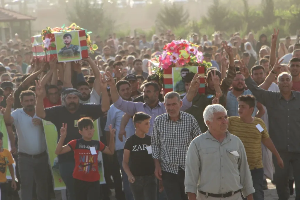 الآلاف في كوباني ومنبج يشيعون جثامين أربعة شهداء إلى مثواهم الأخير