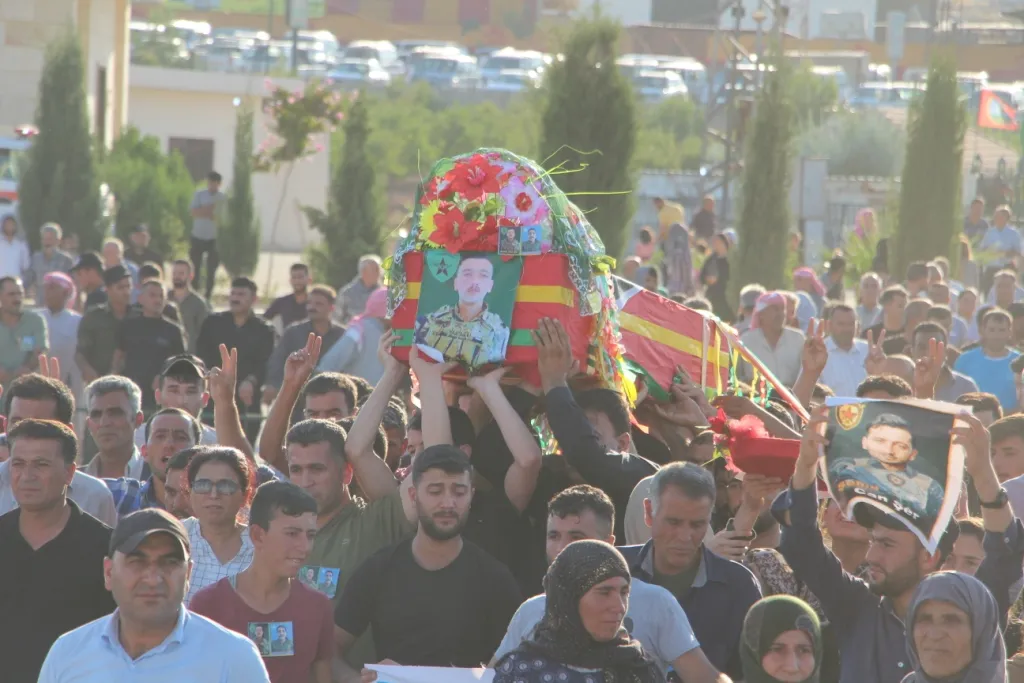 أهالي كوباني يشيعون جثماني شهيدين إلى مثواهما الأخير