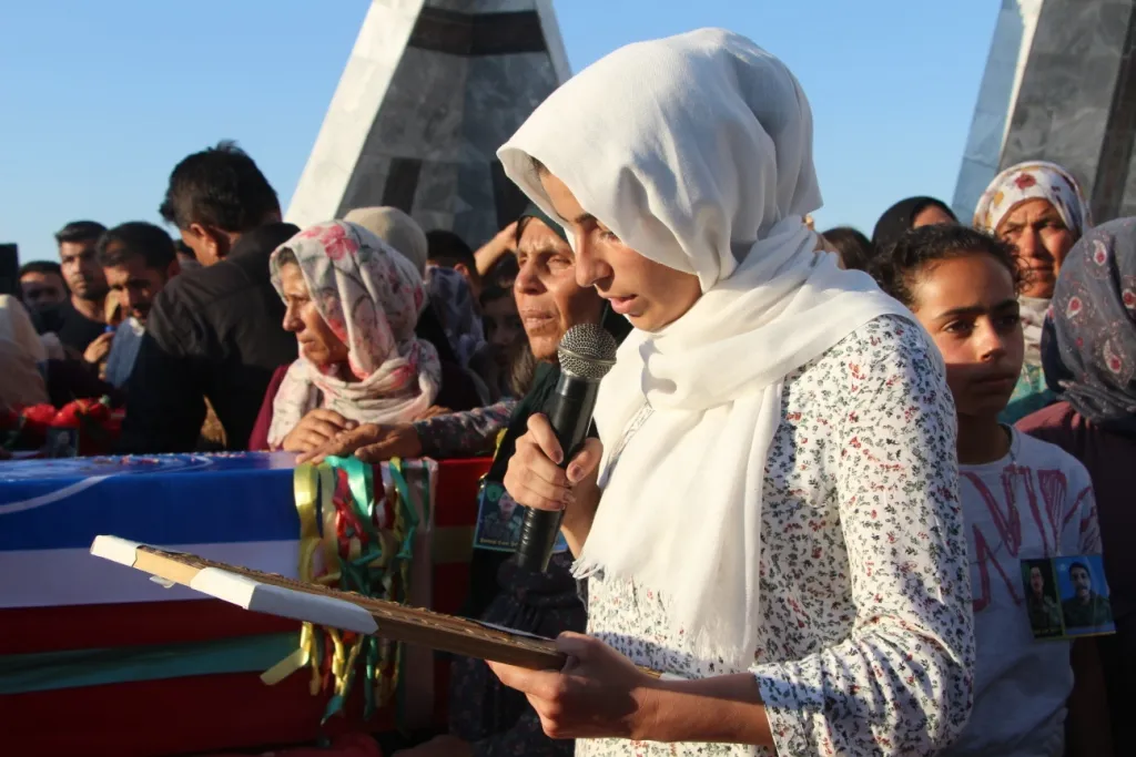 أهالي كوباني يشيعون جثماني شهيدين إلى مثواهما الأخير