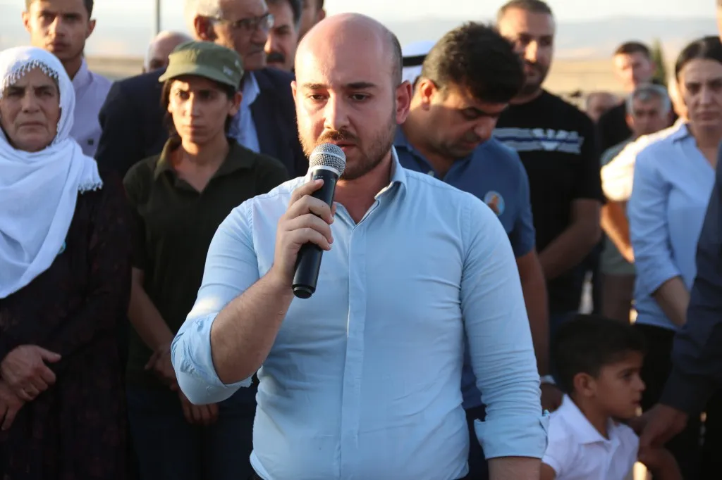 أهالي شمال وشرق سوريا يحيون أربعينية الشهيد فرهاد ديرك