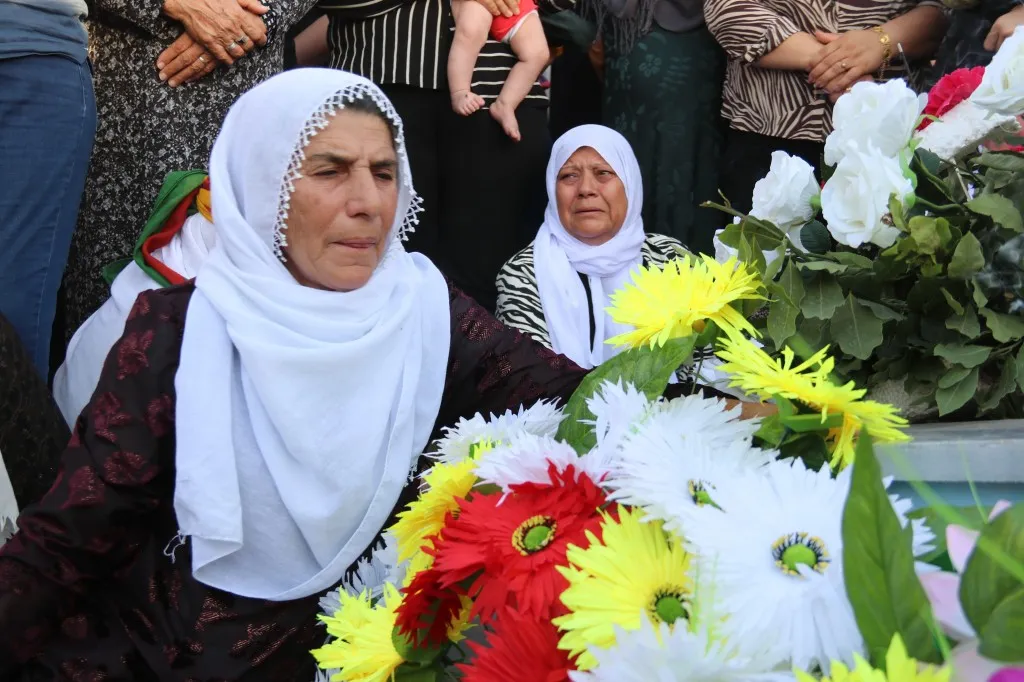أهالي شمال وشرق سوريا يحيون أربعينية الشهيد فرهاد ديرك