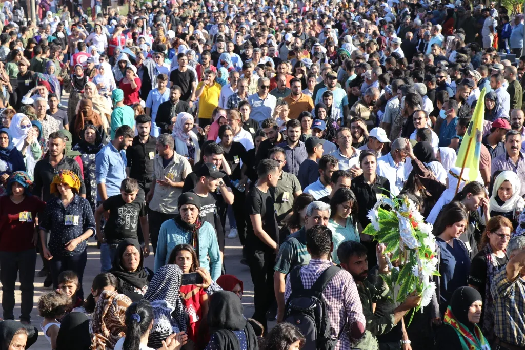 الآلاف في قامشلو يشيعون جثامين ثلاثة شهداء إلى مثواهم الأخير