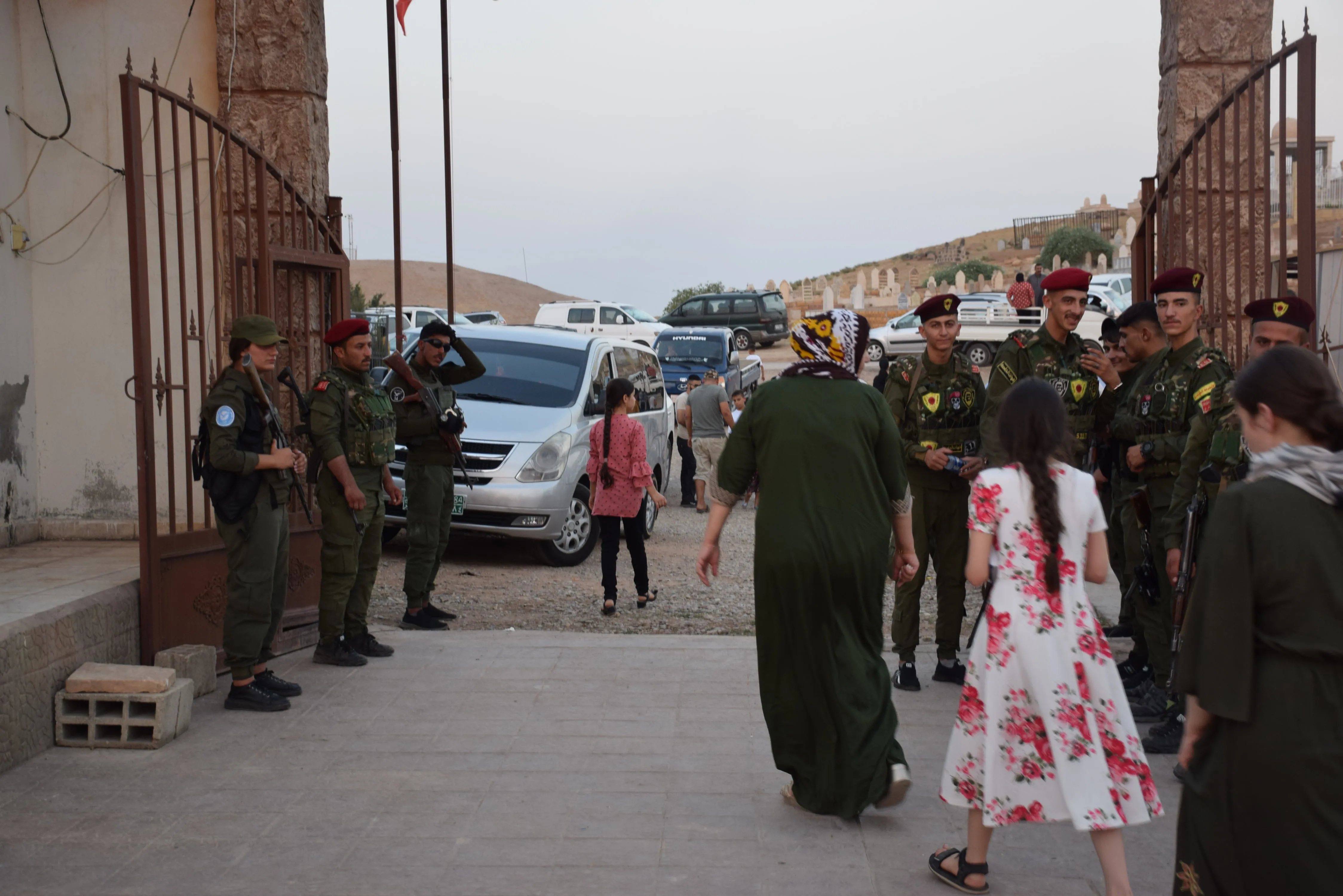 عشية عيد الأضحى أهالي شمال وشرق سوريا يوقدون الشموع على أضرحة الشهداء