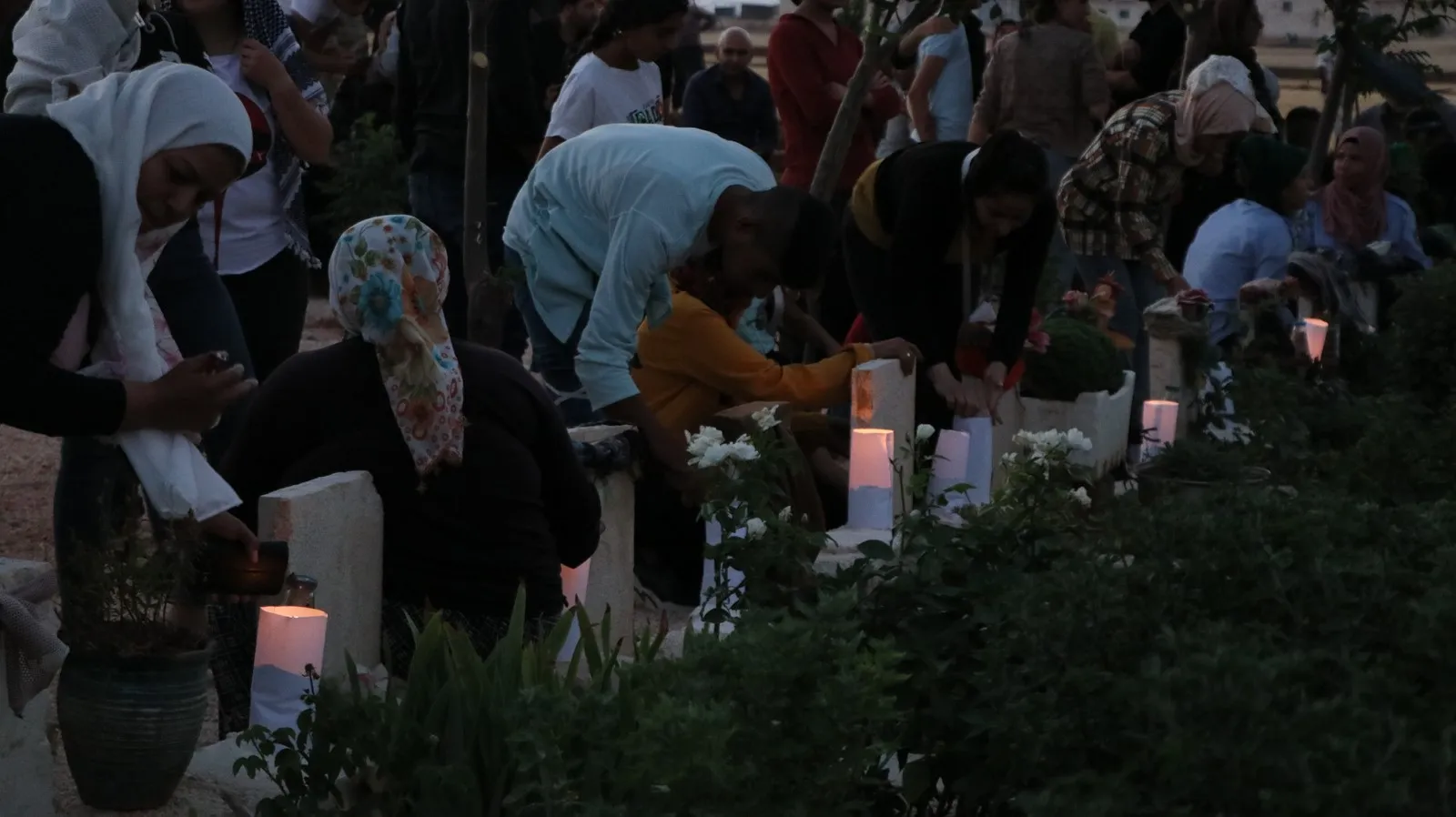 عشية عيد الأضحى أهالي شمال وشرق سوريا يوقدون الشموع على أضرحة الشهداء