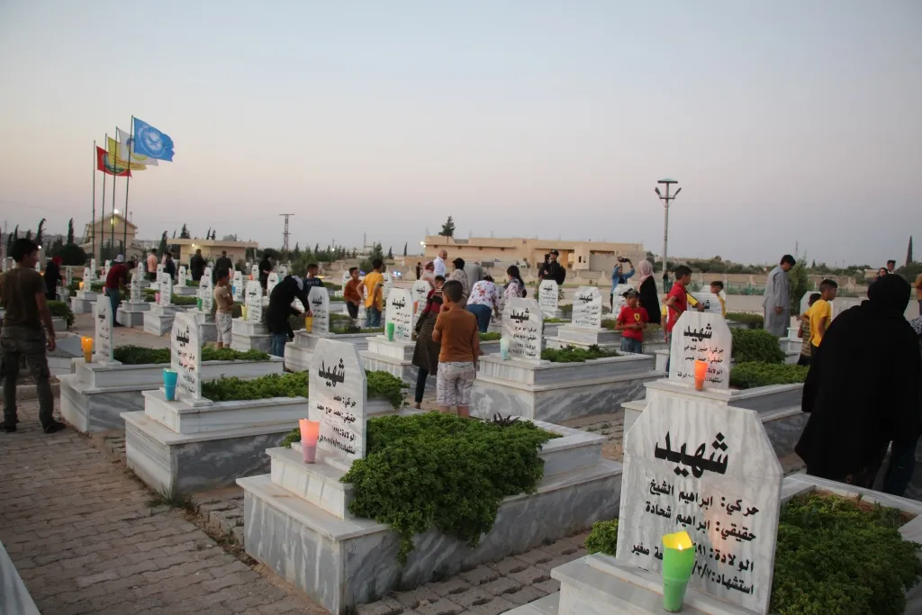 عشية عيد الأضحى أهالي شمال وشرق سوريا يوقدون الشموع على أضرحة الشهداء