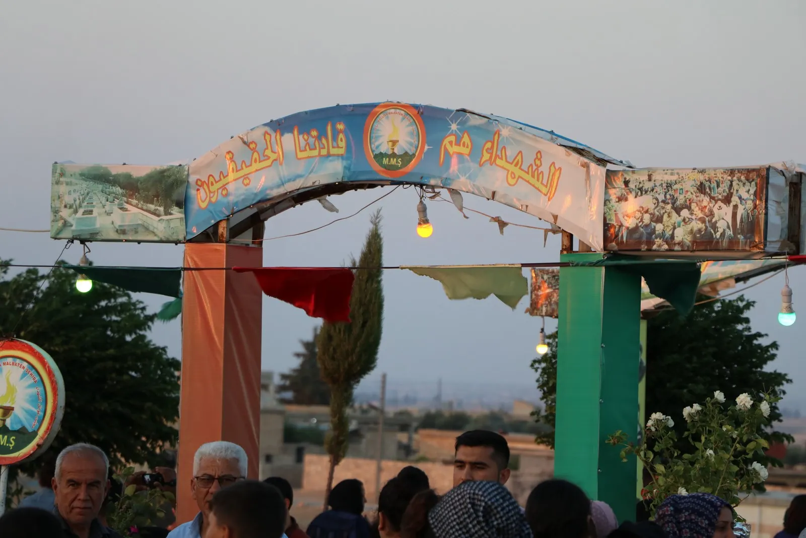عشية عيد الأضحى أهالي شمال وشرق سوريا يوقدون الشموع على أضرحة الشهداء