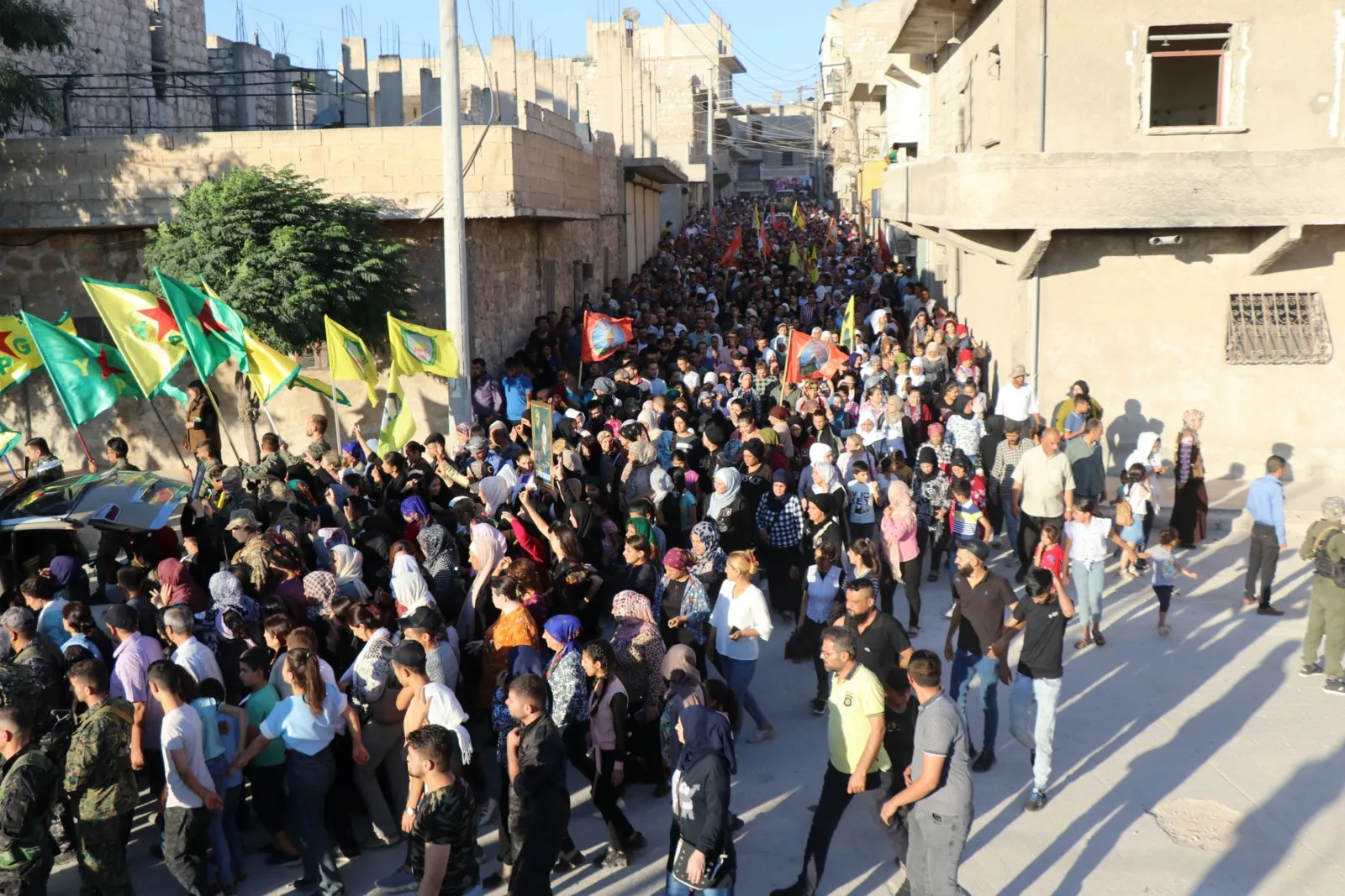 مراسم تشييع الشهيدة القيادية جيان ..."مثال يحتذى به في القيادة الحكيمة التي تصنع النصر"