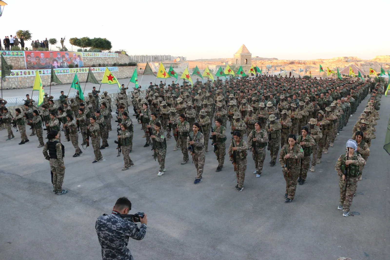 مراسم تشييع الشهيدة القيادية جيان ..."مثال يحتذى به في القيادة الحكيمة التي تصنع النصر"