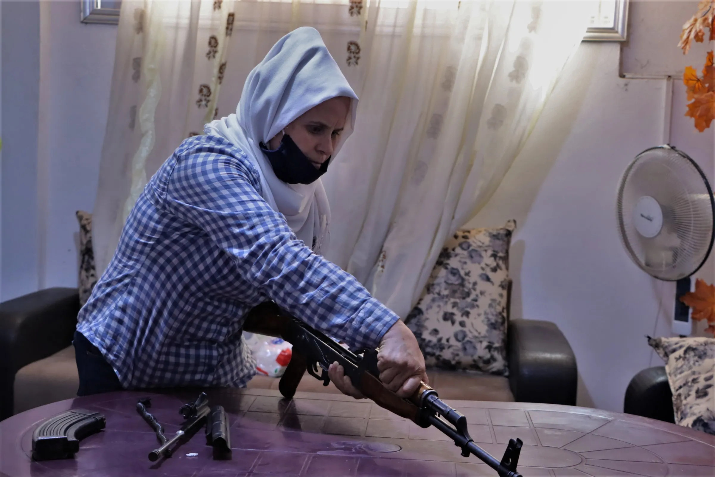 ​​​​​​​بالصور والفيديو.. أمهات وآباء الشهداء يتدربون على حمل سلاح أبنائهم لمواجهة الهجمات التركية