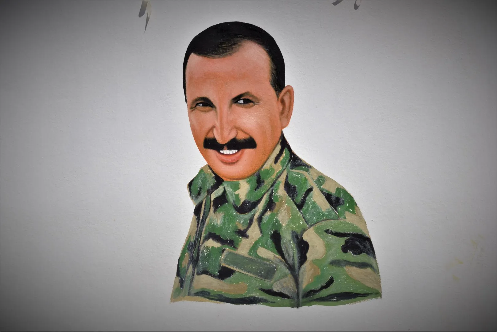 ​​​​​​​قبيل ذكراهم الأولى.. تجسيد صور القيادي ريناس روج وقادة مجلس تل تمر العسكري في مكان استهدافهم
