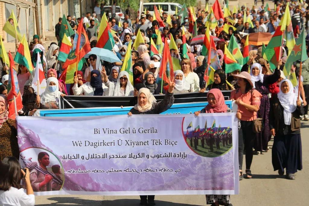 ​​​​​​​أهالي ديرك خلال مظاهرة: سنقاوم ولن نركع للاحتلال والخونة