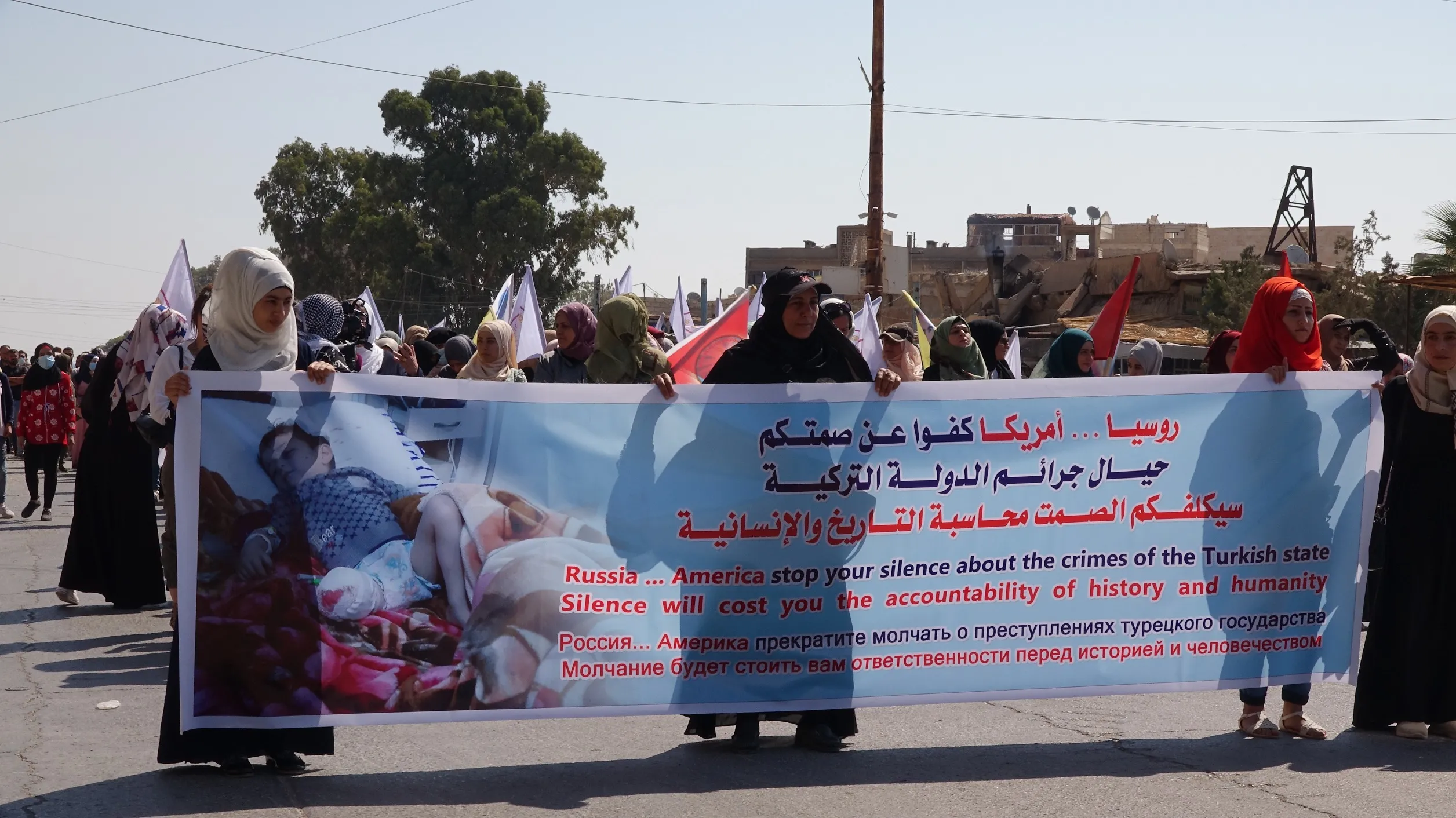 ​​​​​​​المئات في الطبقة يتظاهرون تحت شعار " روسيا.. وأمريكا كفوا عن صمتكم حيال جرائم الدولة التركية"