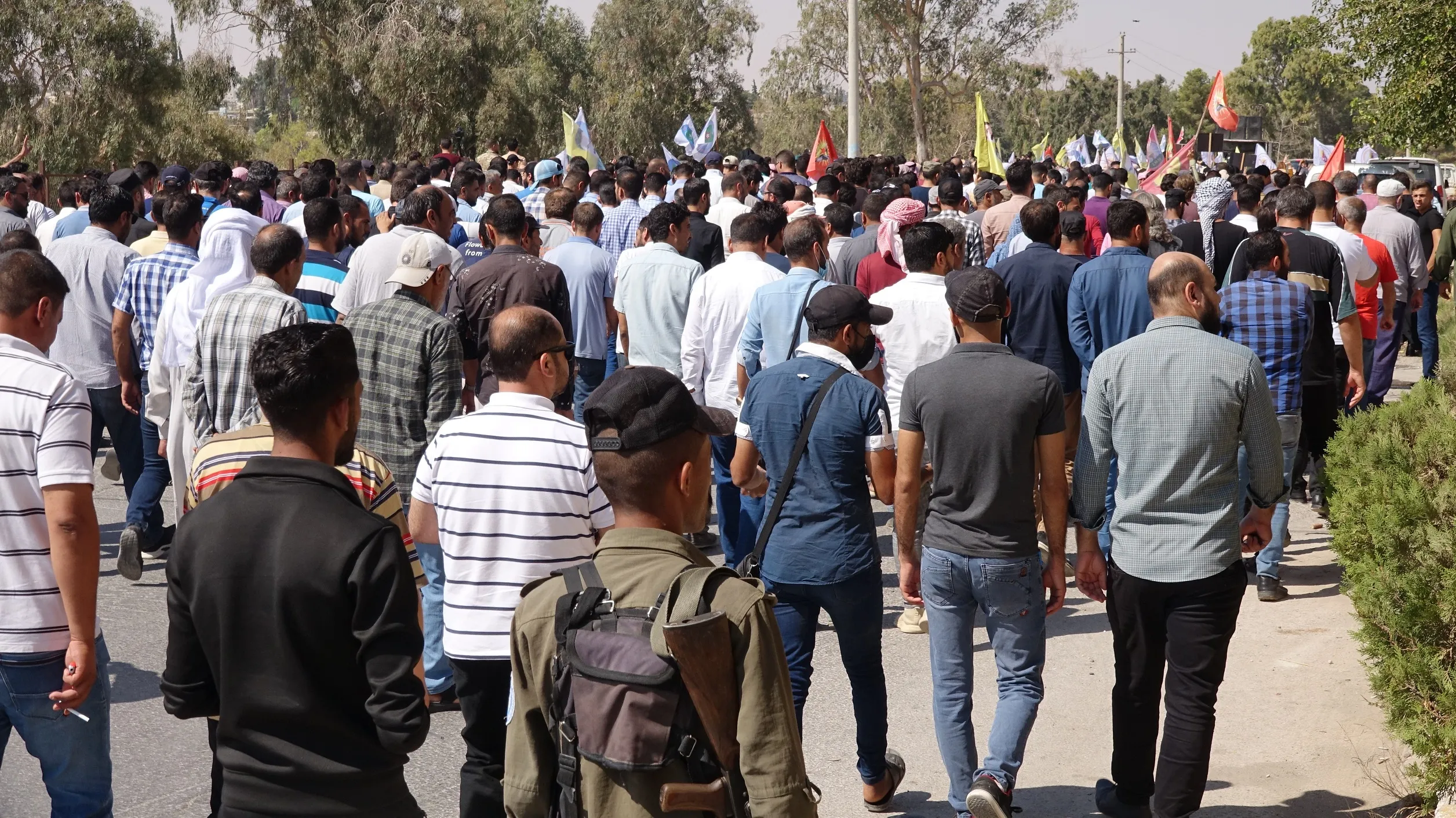 ​​​​​​​المئات في الطبقة يتظاهرون تحت شعار " روسيا.. وأمريكا كفوا عن صمتكم حيال جرائم الدولة التركية"