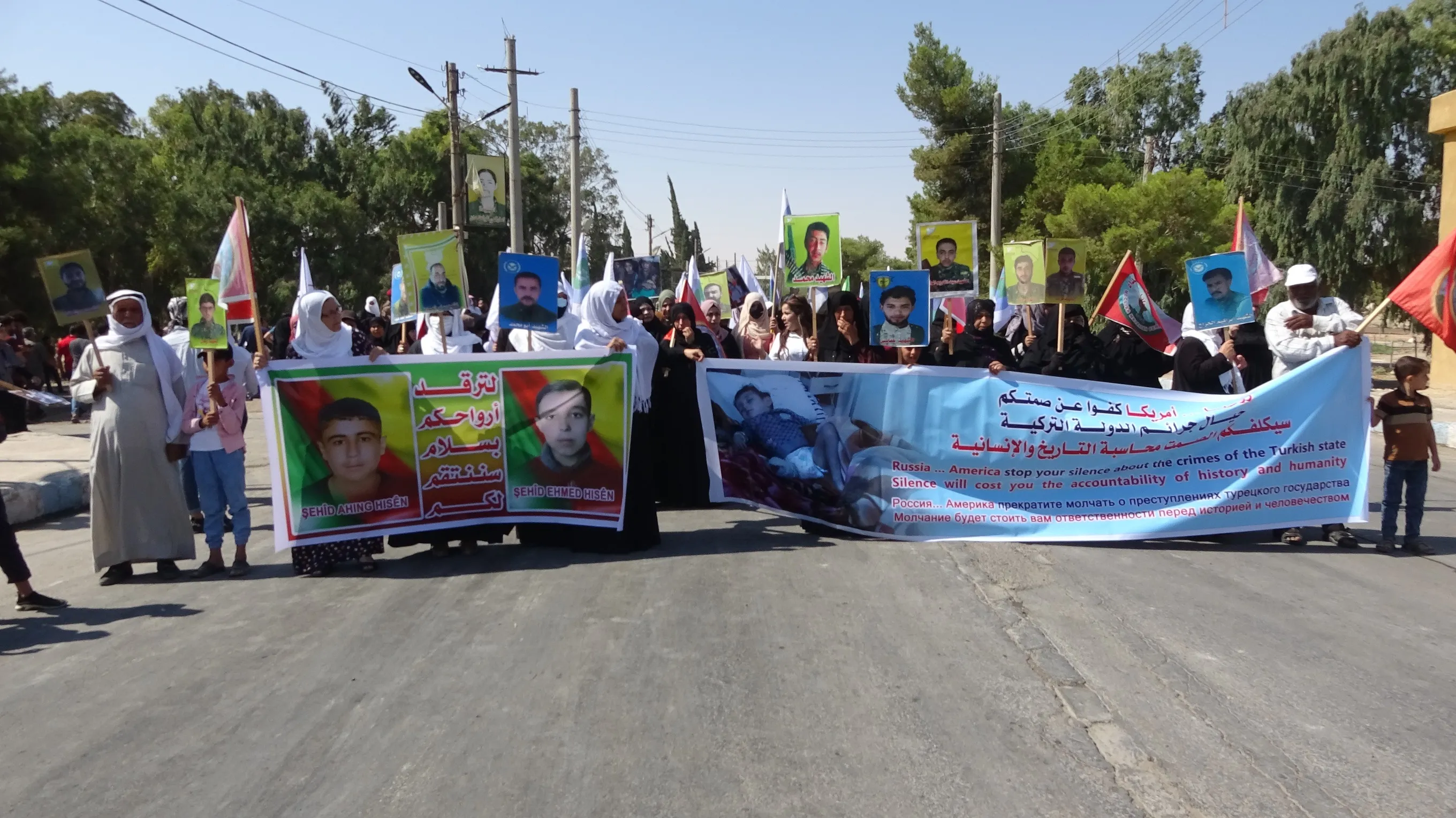 ​​​​​​​المئات في الطبقة يتظاهرون تحت شعار " روسيا.. وأمريكا كفوا عن صمتكم حيال جرائم الدولة التركية"