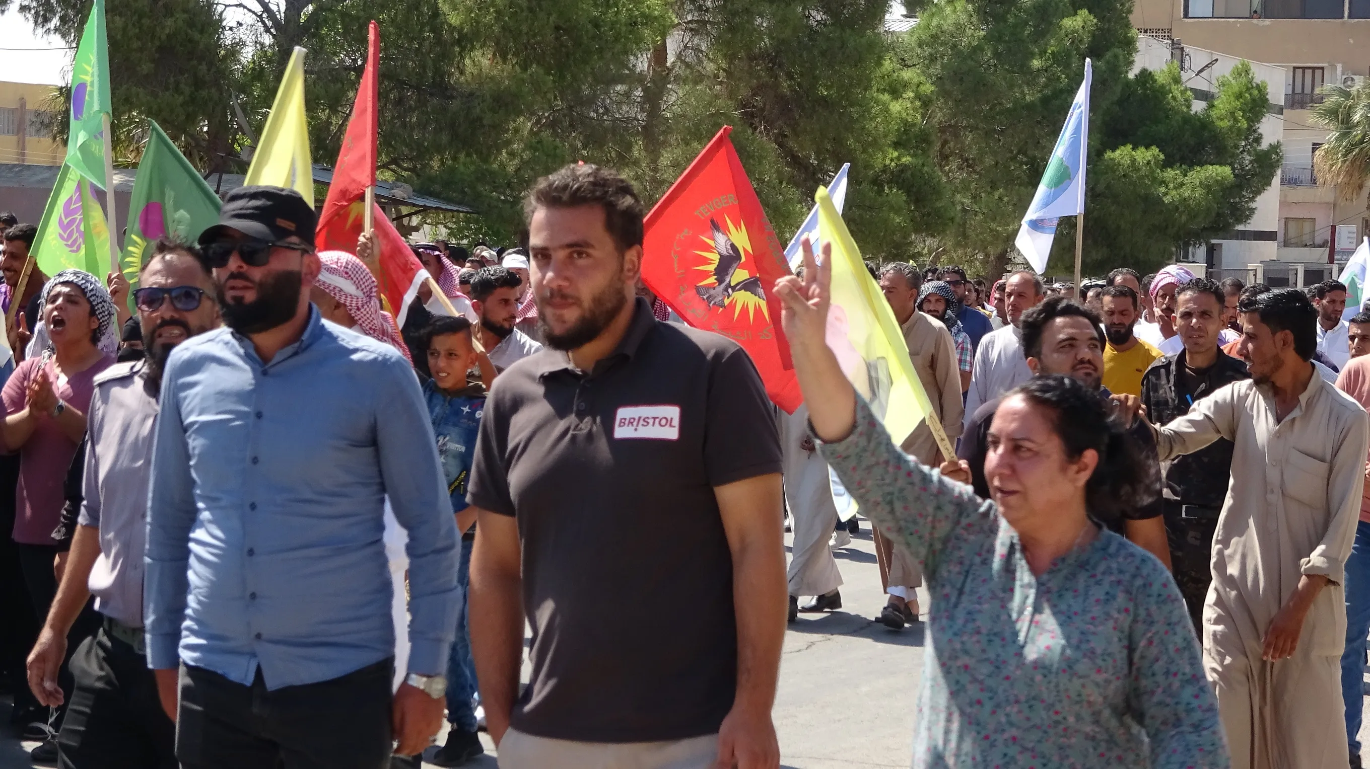 ​​​​​​​المئات في الطبقة يتظاهرون تحت شعار " روسيا.. وأمريكا كفوا عن صمتكم حيال جرائم الدولة التركية"