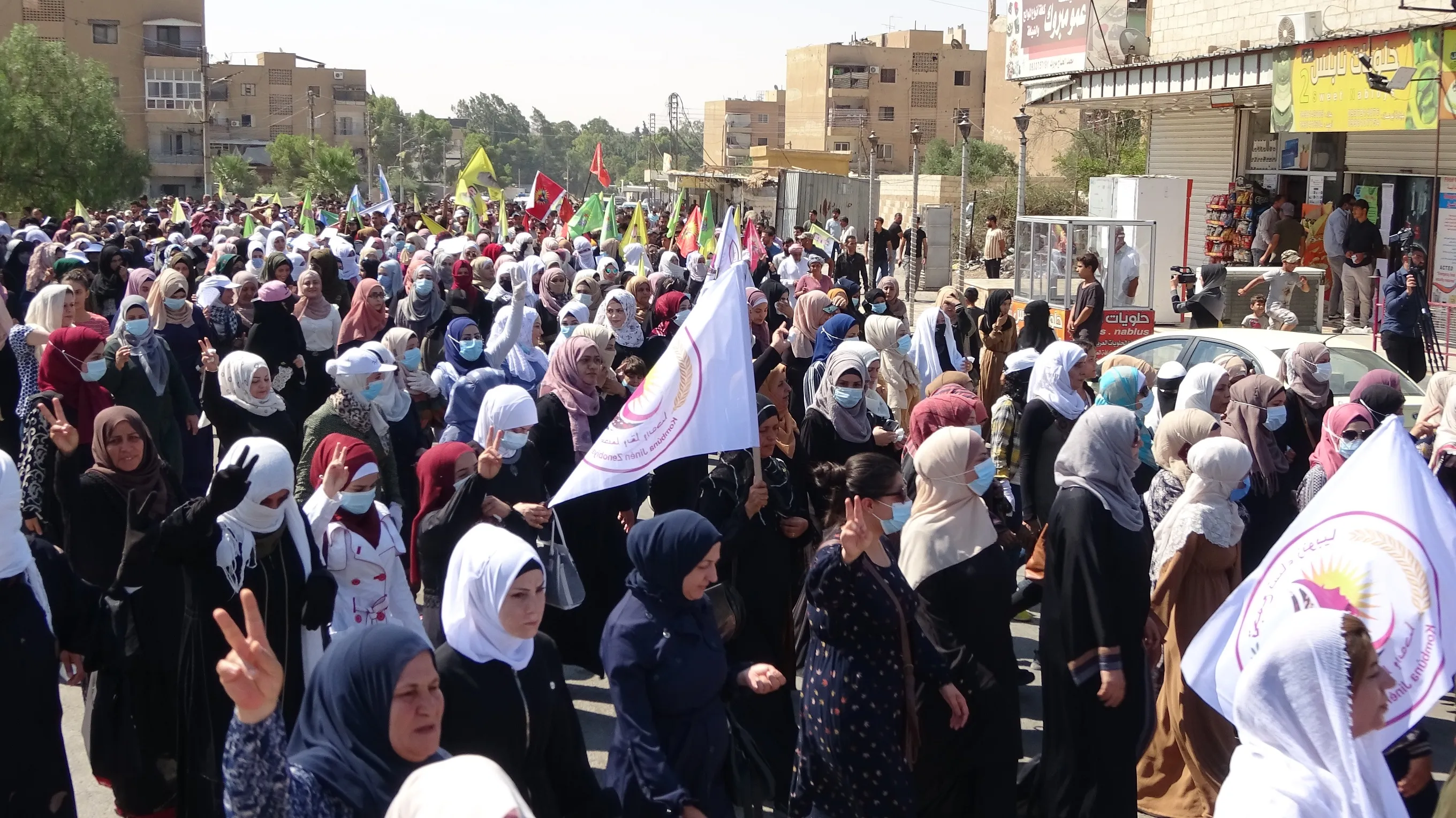 ​​​​​​​المئات في الطبقة يتظاهرون تحت شعار " روسيا.. وأمريكا كفوا عن صمتكم حيال جرائم الدولة التركية"
