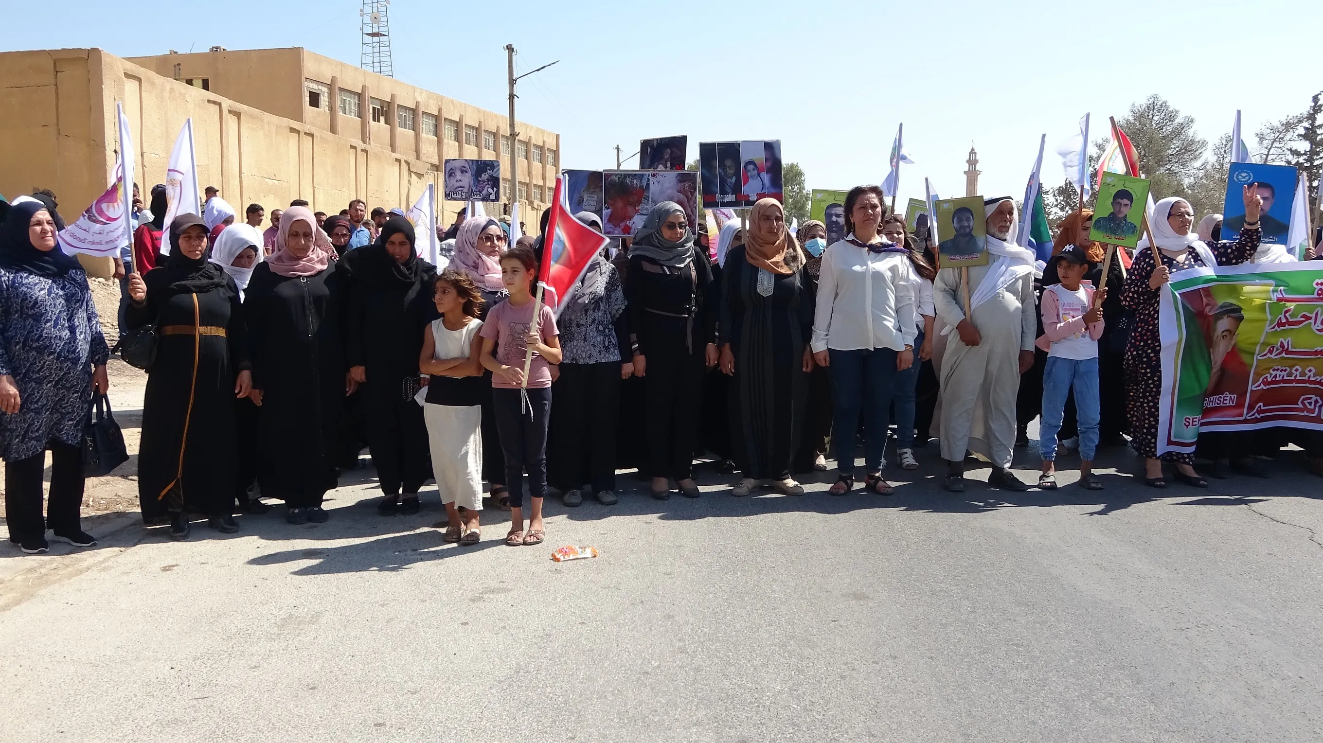 ​​​​​​​المئات في الطبقة يتظاهرون تحت شعار " روسيا.. وأمريكا كفوا عن صمتكم حيال جرائم الدولة التركية"